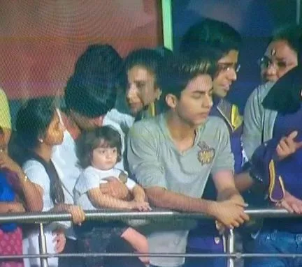 Shahrukh terlalu manis ke AbRam, membuat kedua kakaknya cemburu. ©pinkvilla