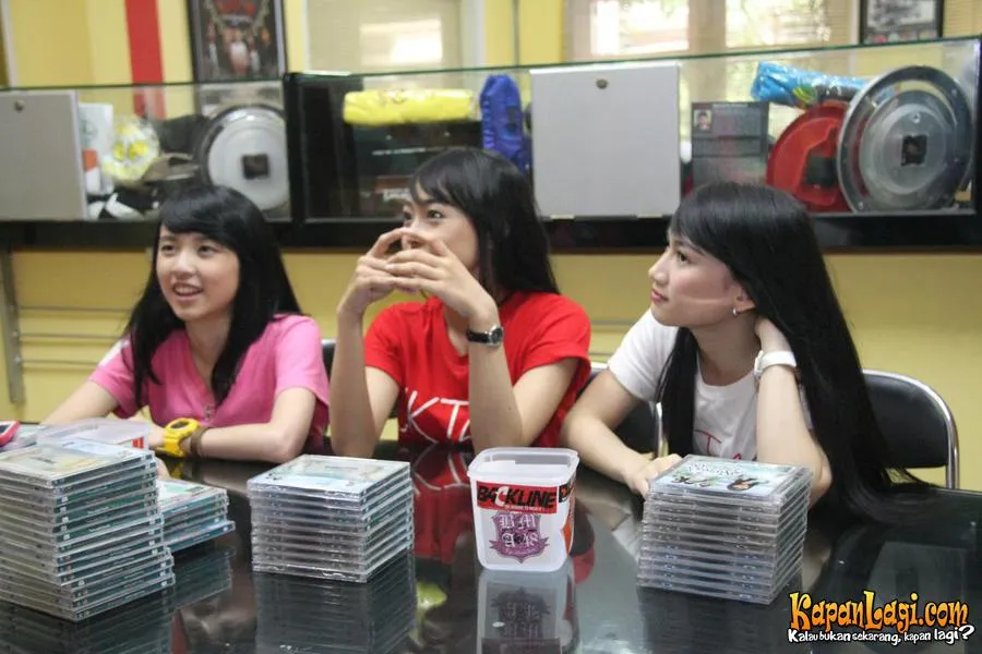 Elaine, Rona, dan Melodi saat ditemui di Elfara Radio, Malang, Minggu (12/4). ©KapanLagi.com/Nadia Adibie