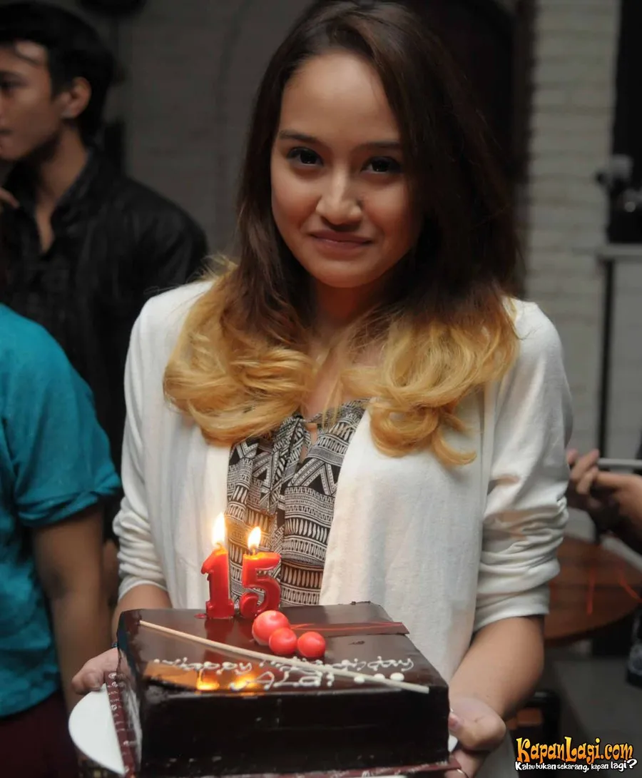 Salsa Elovii membawa kue tart untuk Aldi CJR | Foto: KapanLagi.com