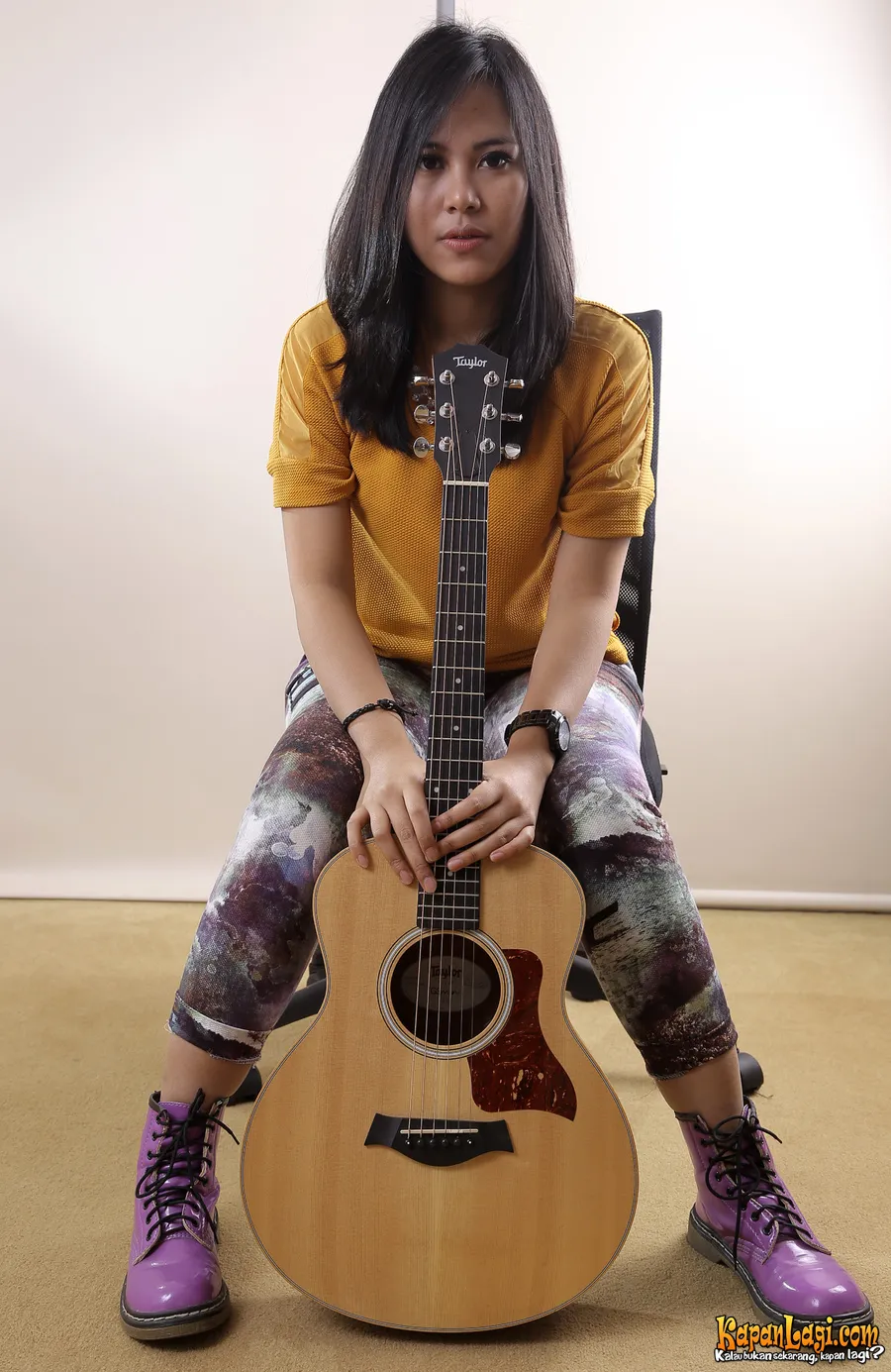 Ghaitsa pamer gitar kesayangannya / KapanLagi® - Agus Apriyanto