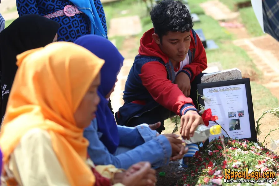 Beberapa fans yang rela datang ke makam Olga / KapanLagi® - Budy Santoso