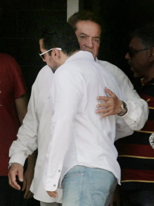 Salman Khan pamitan ke Salim sebelum berangkat ke pengadilan. @indianexpress