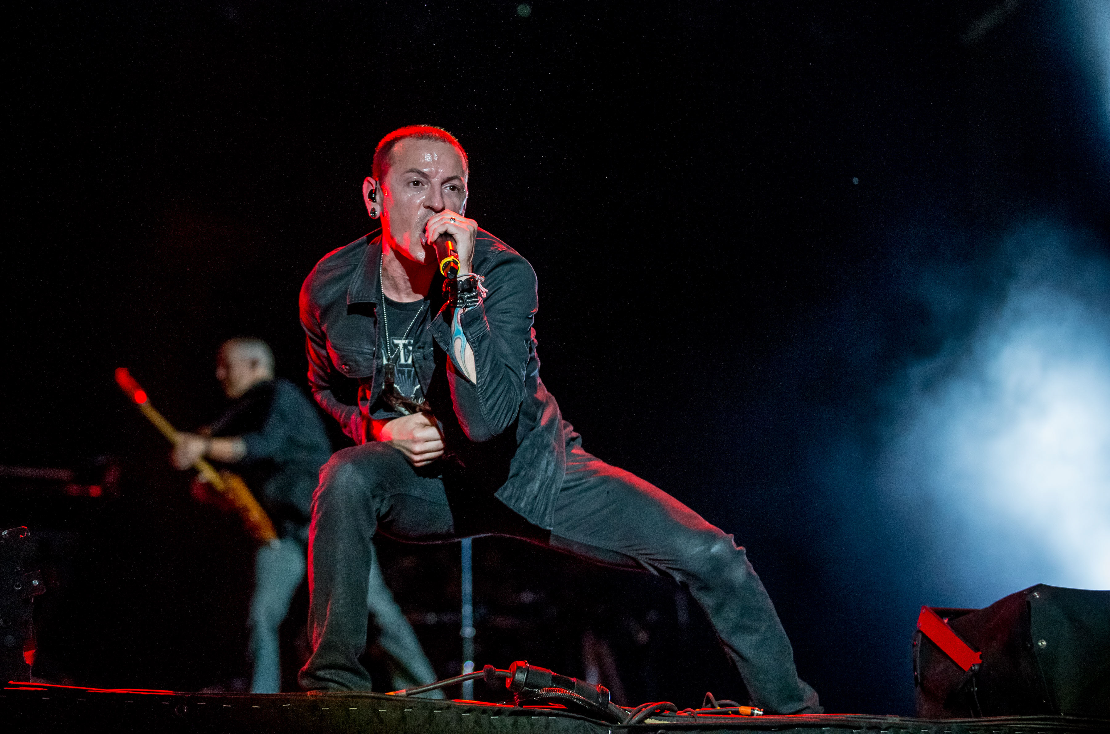 Chris Martin wakili Coldplay untuk menampilkan single 'Crawling' milik Linkin Park © Splashnews