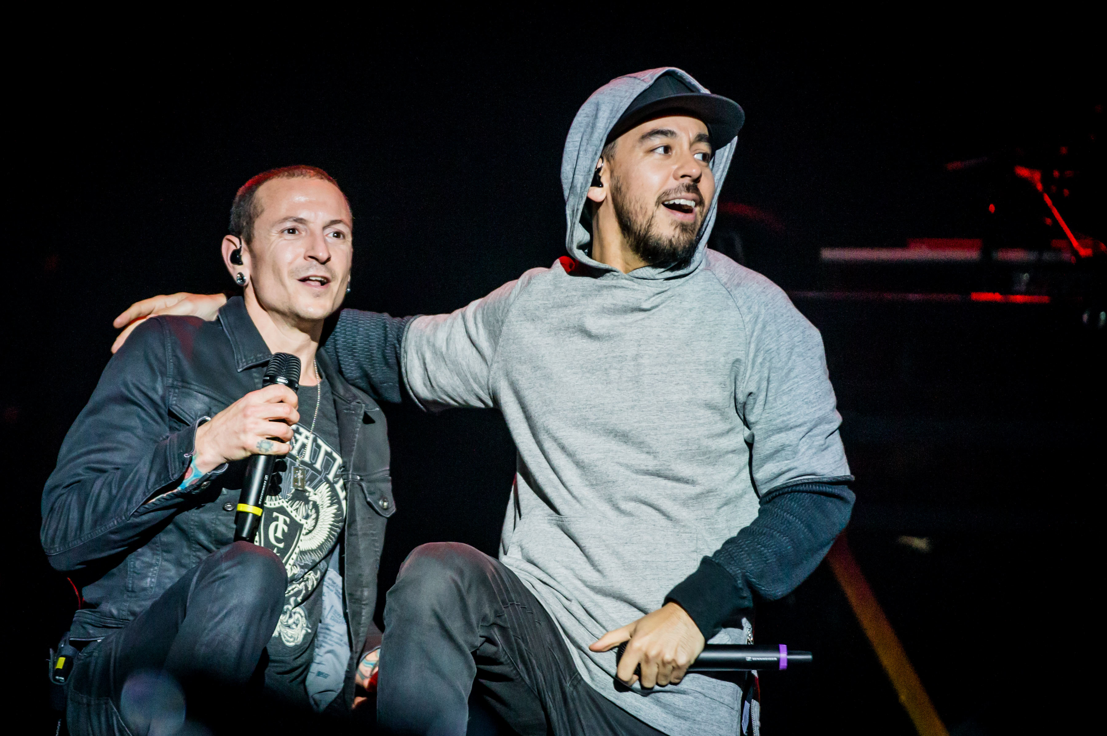 Seorang fans berhasil mengabadikan penampilan terakhir Chester Bennington bersama Linkin Park di Birmingham © Splashnews