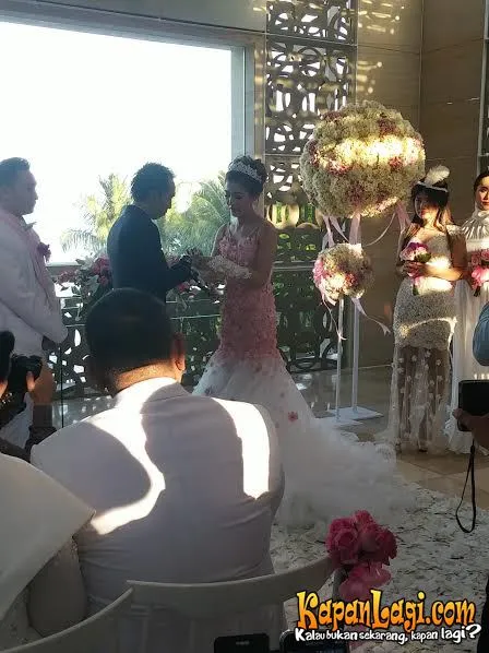 Momen romantis penyematan cincin dan janji suci Bella Shofie - Suryono. / KapanLagi.com®