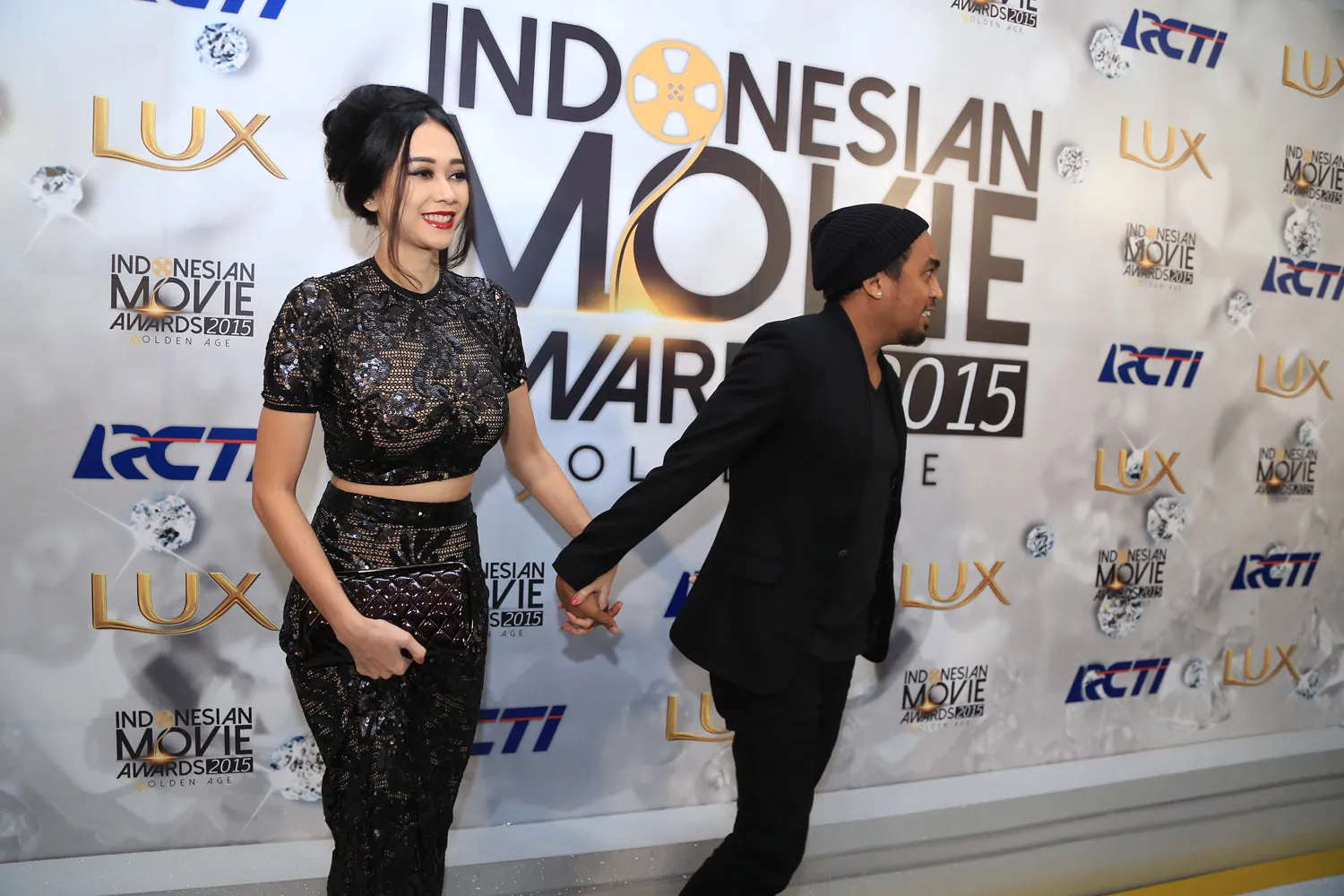 Aura dan Glenn kedapatan gandengan tangan mesra / KapanLagi® - Agus Apriyanto