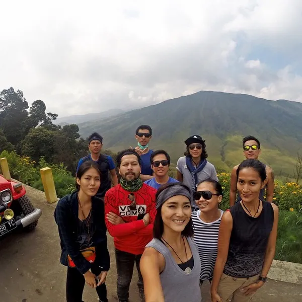 Dominiqu dan teman-teman ketika travelling ke salah satu gunung beberapa waktu lalu © Instagram