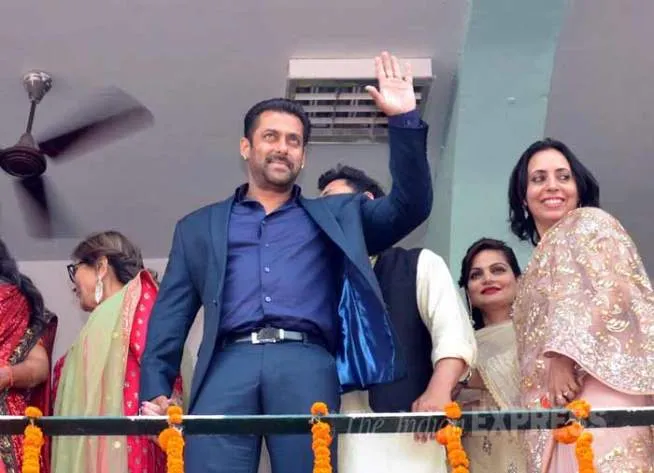 Salman Khan harus hadapi tuntutan ratusan miliar rupiah. @indianexpress