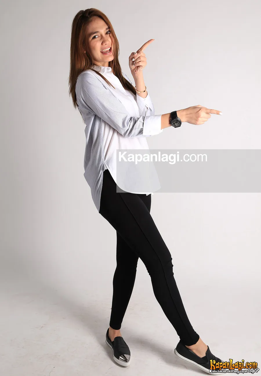 Ceria sekali Luna Maya dalam balutan kemeja ini © KapanLagi.com®/Agus Apriyanto