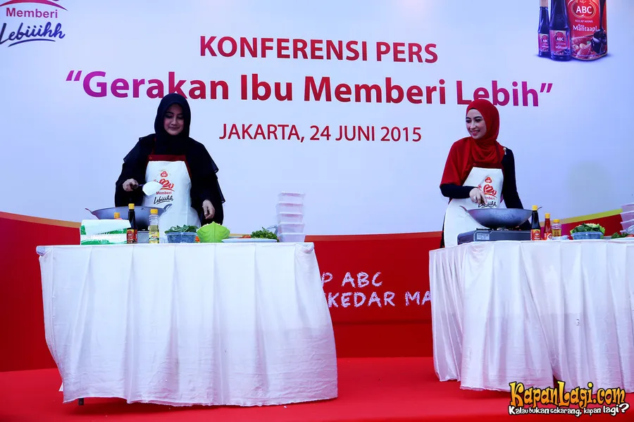 Umi Pipik dan Annisa Trihapsari memasak untuk anak-anak yatim | Foto: KapanLagi.com/M. Akrom Sukarya