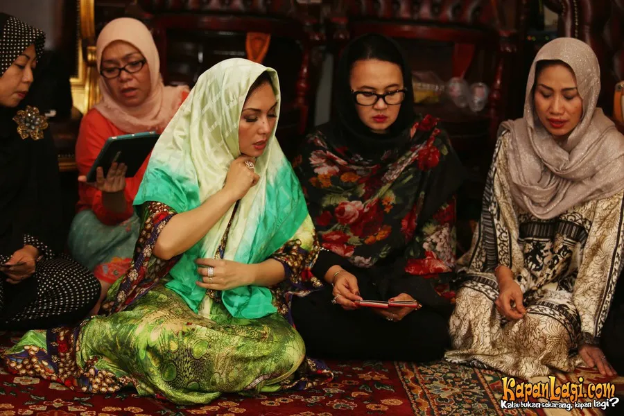 Nia dan Oi simpan gelang RS sebagai kenangan terakhir. Foto: KapanLagi.com®/Budy Santoso