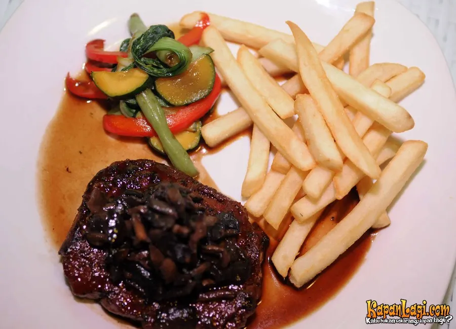 Steak ini menjadi salah satu menu favorit di kafe Aqi. Hmmm, yummy! / KapanLagi.com®/Bayu Herdianto