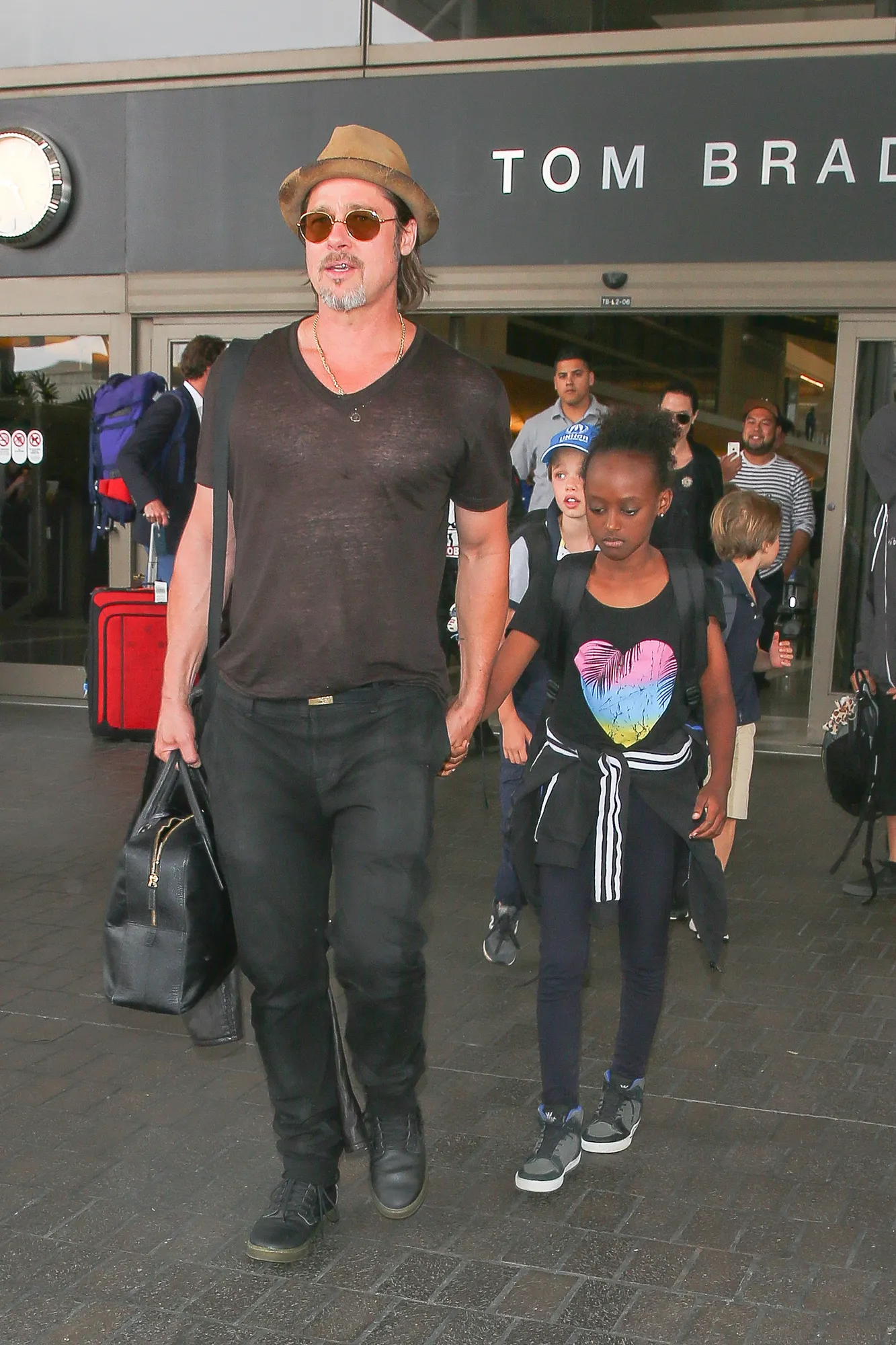 Emosional, akhirnya Brad Pitt bertemu kembali dengan anak-anaknya setelah terpisah selama 1 bulan © Splashnews