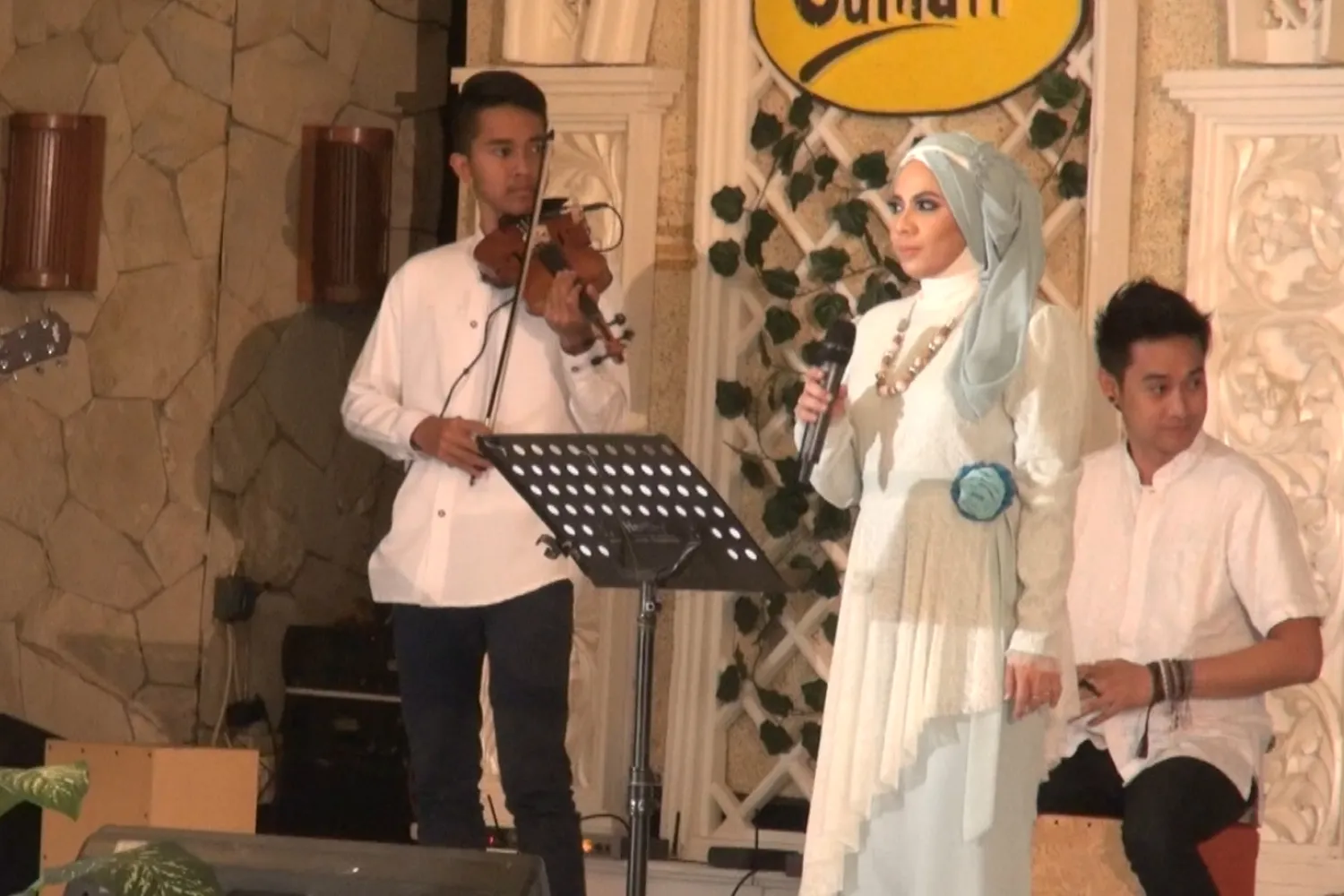 Sadar tidak akan bertahan lama jadi penyanyi, Devia Sherly banting stir jadi pebisnis ©KapanLagi.com/VJ Ade