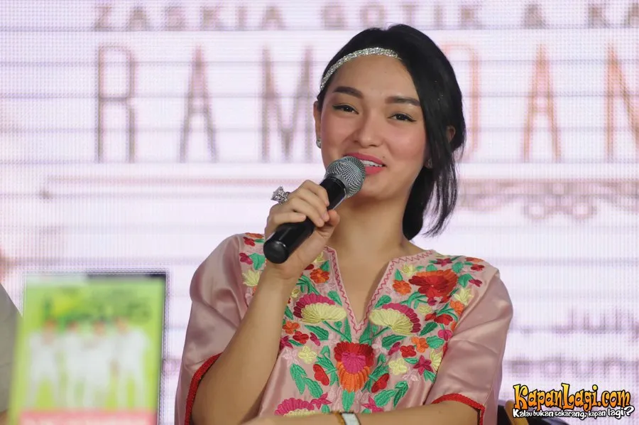 Zaskia terharu karena dalamnya lirik di single terbarunya. Foto: KapanLagi.com®/Bayu Herdianto