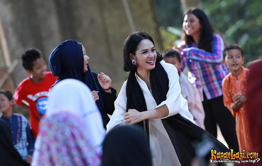 Andien adakan buka puasa bersama dengan anak-anak panti asuhan©KapanLagi.com®/Agus Apriyanto
