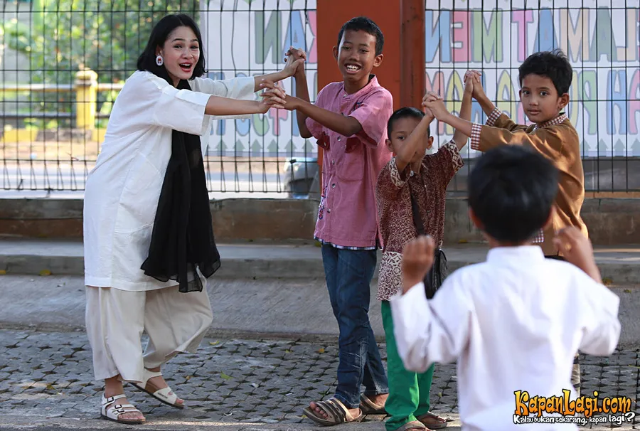 Andien adakan buka puasa bersama dengan anak-anak panti asuhan©KapanLagi.com®/Agus Apriyanto