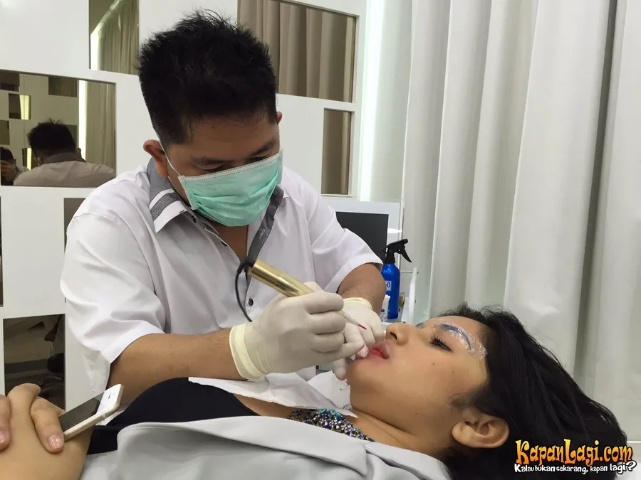 Bianca Liza beranikan diri shading alis meski takut jarum. Foto: KapanLagi.com®/Hendra Gunawan