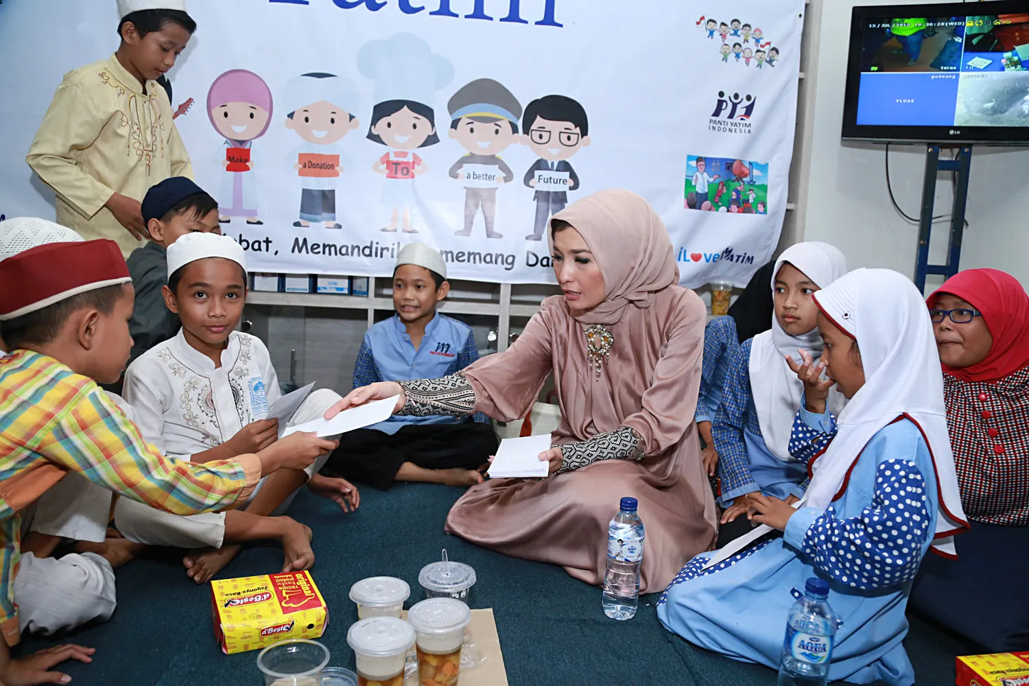 Saat Arzetti mengajak anak-anak yatim untuk memilih makanan halal SNI ©KapanLagi.com/Agus Apriyanto