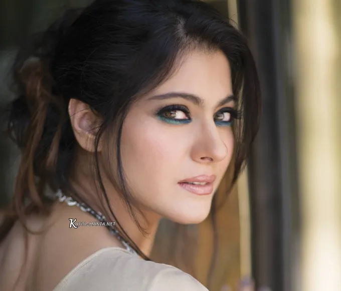 Kajol mengaku dirinya mendadak jadi jalang kalau terlalu banyak disorot media. @filmibeat