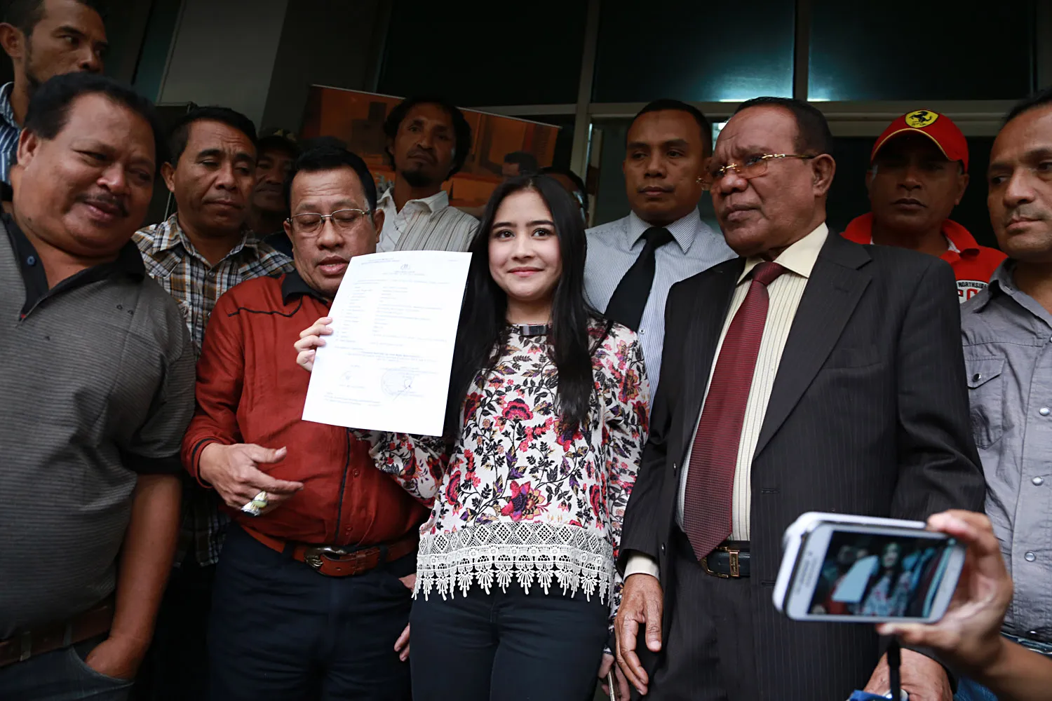 Prilly Latuconsina datangi Polda Metro Jaya untuk melaporkan kasus cybercrime ini ©KapanLagi.com/Agus Apriyanto