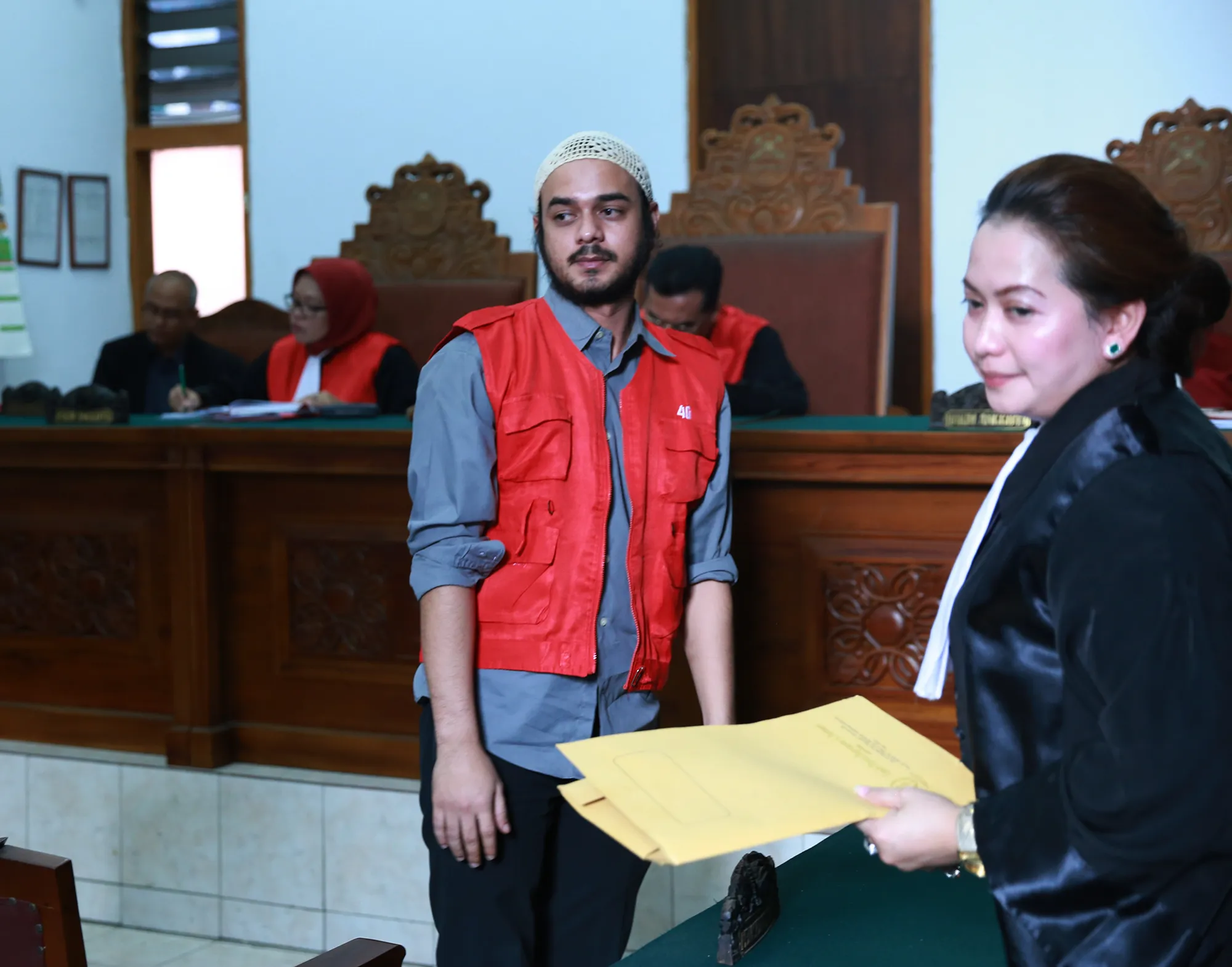 Rio saat jalani sidang kasus narkoba tahun 2015 lalu, sekarang ia ditangkap lagi ©KapanLagi.com®/Muhammad Akrom Sukarya