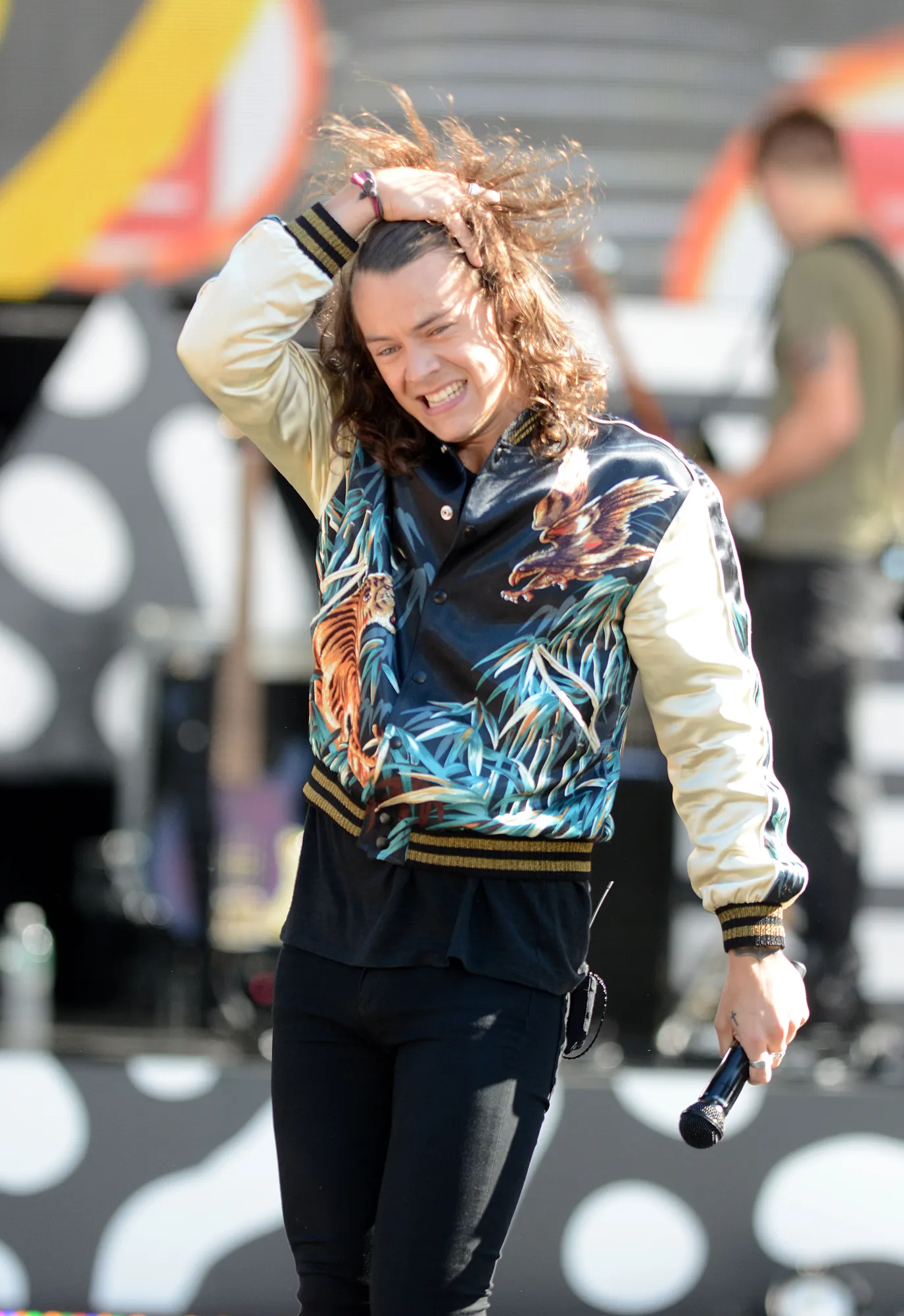 Harry Styles mendapatkan lemparan botol saat hibur para Directioner © splashnews.com