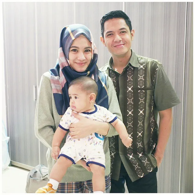 Icha - Dude dan putra pertama mereka, Riendra © Instagram/Dude Harlino
