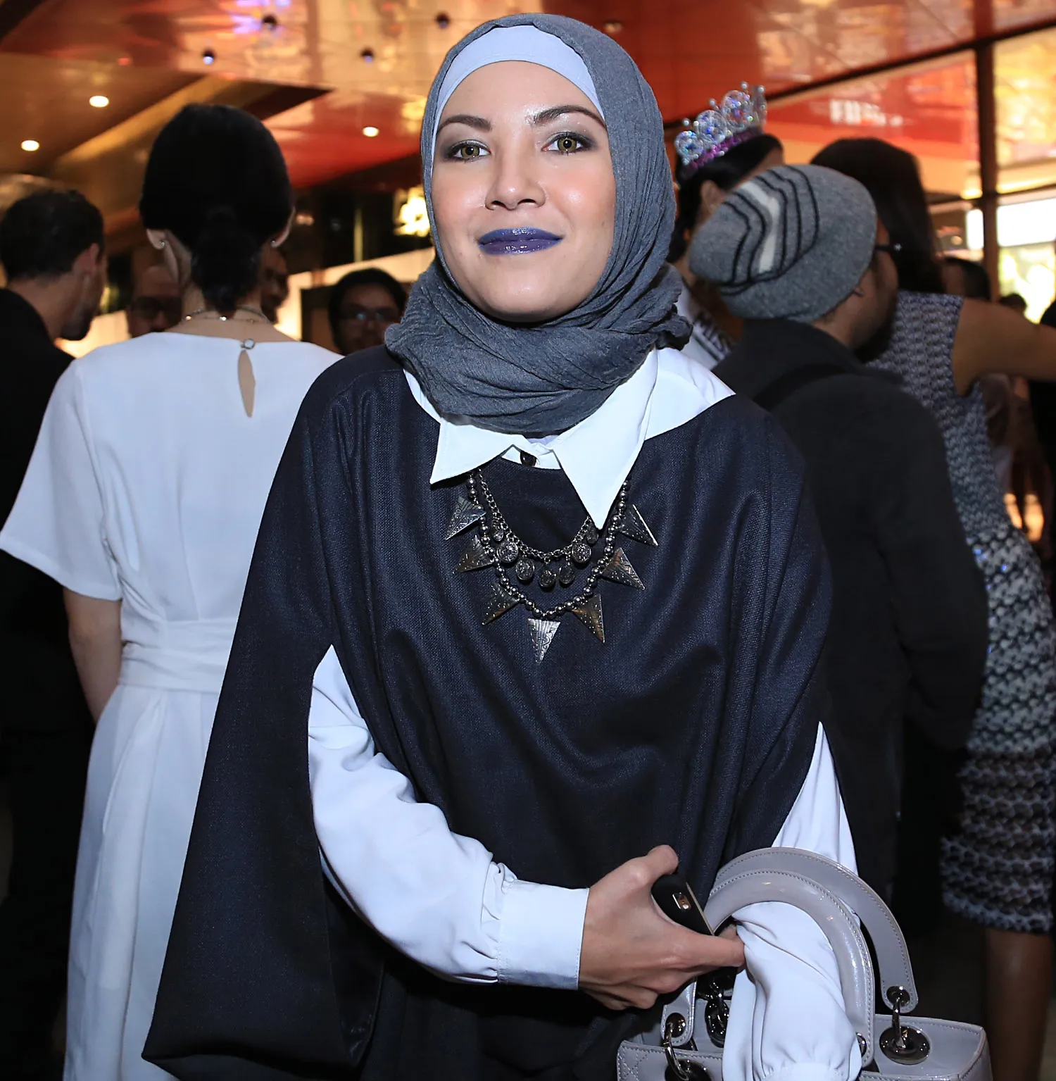 Berhijab, Ratna Galih tak galau urusan pekerjaan. @KapanLagi.com®/Agus Apriyanto