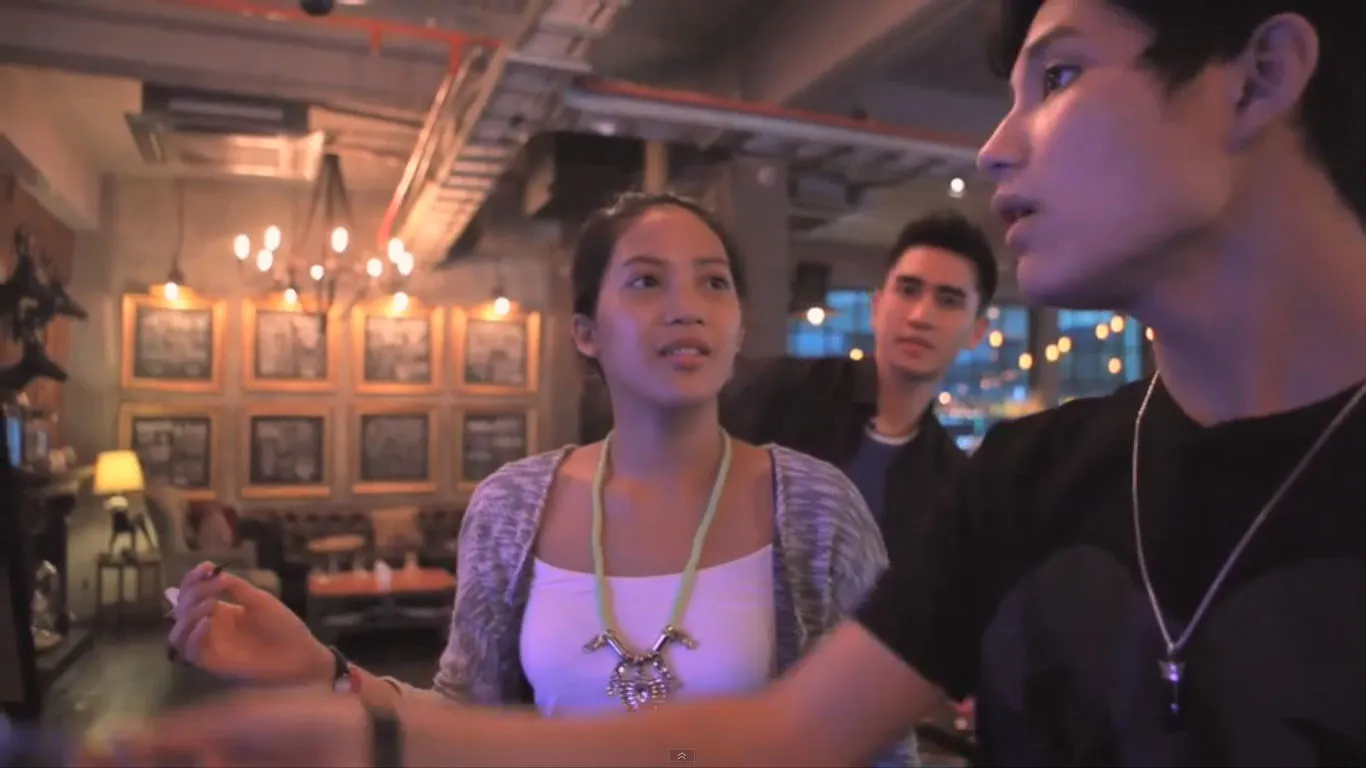 Meski sempat ragu, lemparan Dhea Seto langsung tepat sasaran pada lemparan pertama © YouTube/KapanLagicomVideo