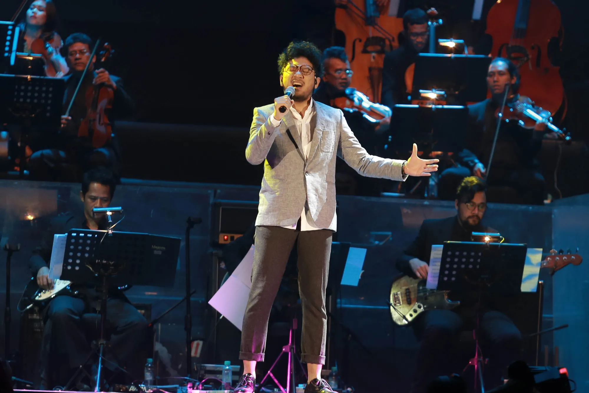 Kunto Aji merasa bangga bawakan lgu-lagu hits Yovie Widiyanto di All Eyes To ICE: A Tribute To Composers ©KapanLagi.com/Budy Santoso