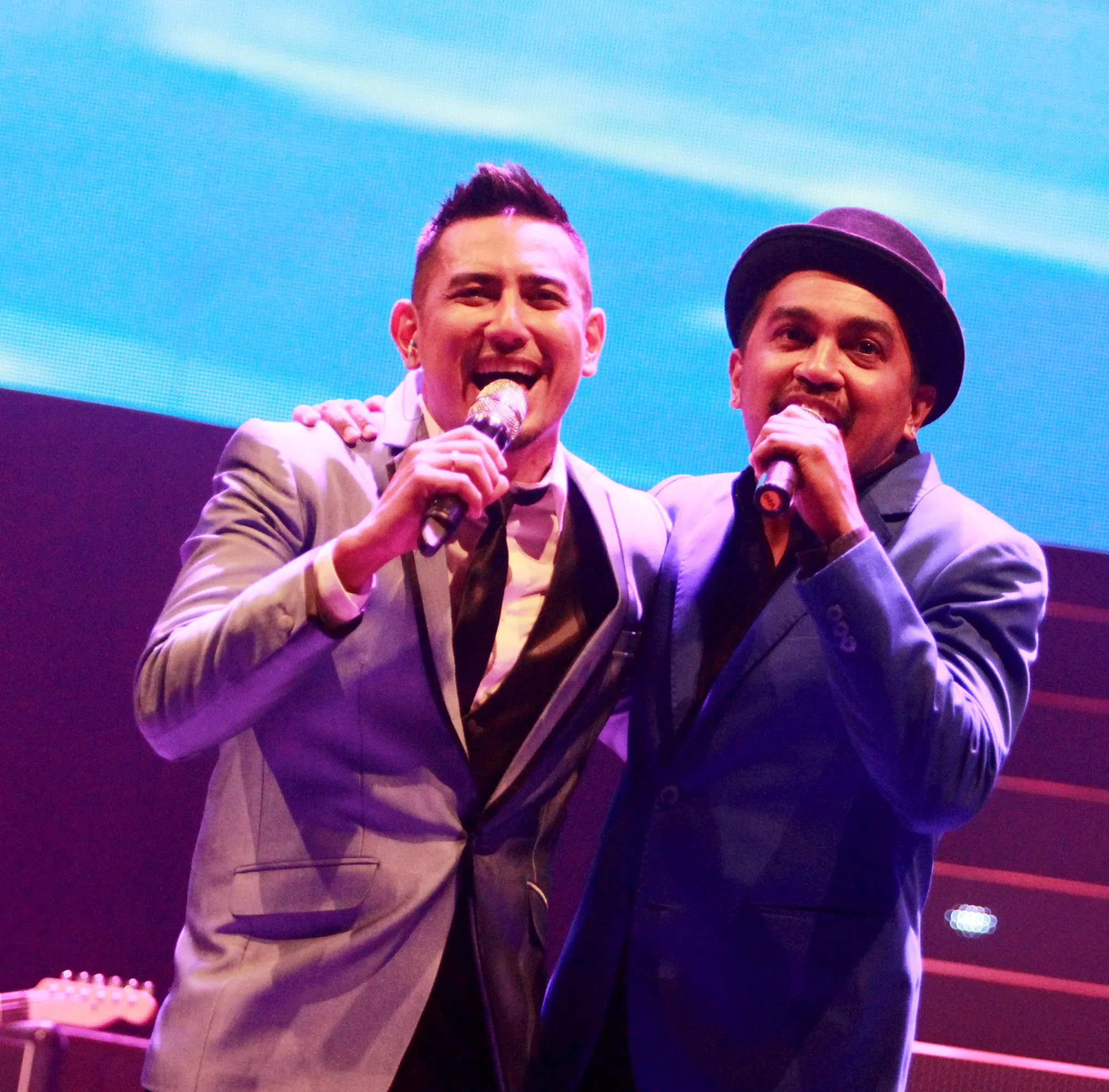 Rio Febrian duet dengan Glenn Fredly di konser akbarnya @foto: © KapanLagi.com/Muhammad Akrom Sukarya