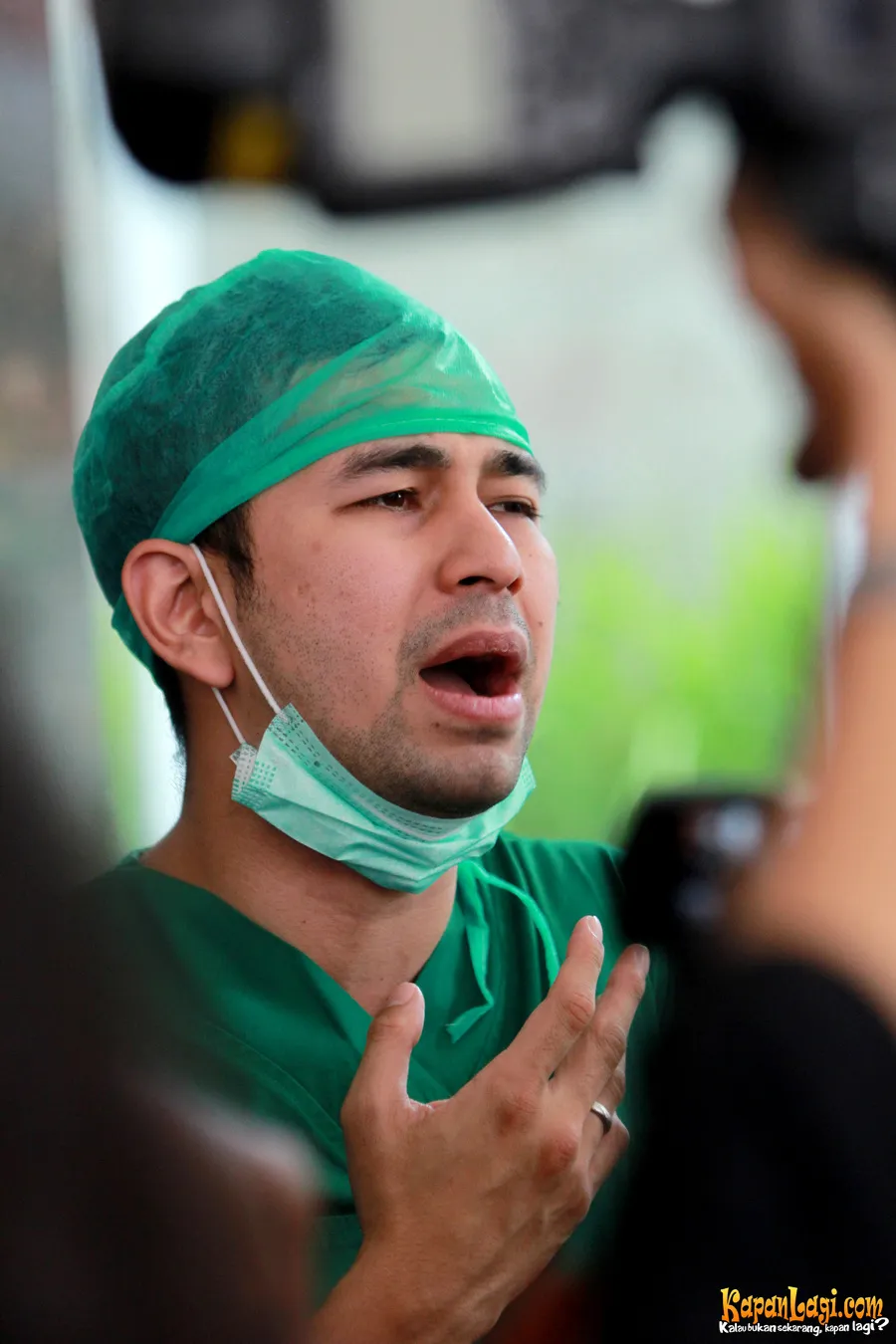 Raffi Ahmad yang mengaku sampai dua kali mengumandangkan azan pada anaknya. ©KapanLagi.com/Muhammad Akrom Sukarya