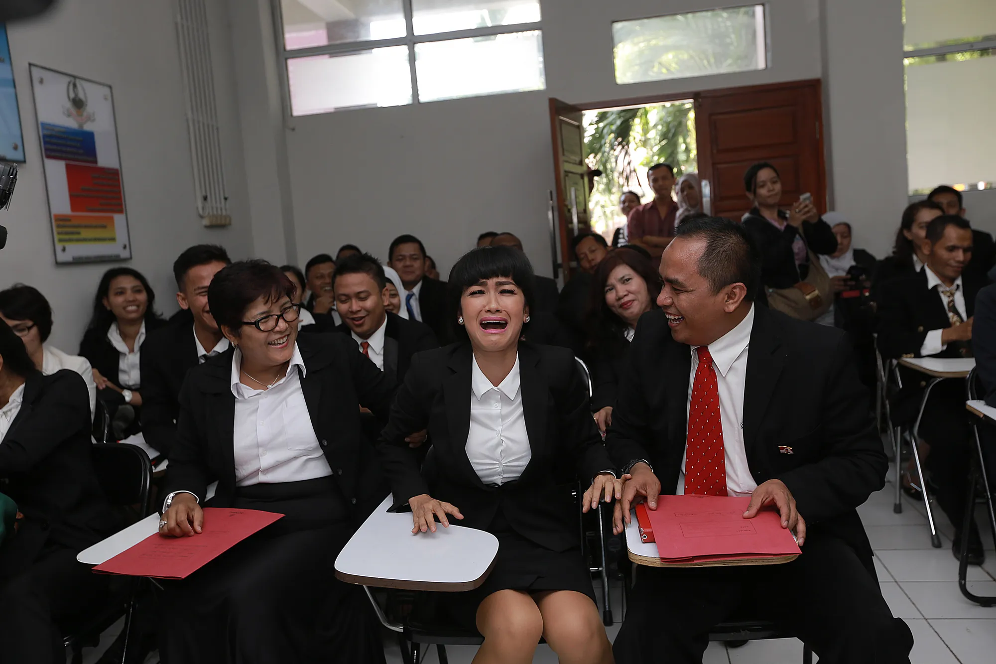 Kini Jupe resmi bergelar SH. @KapanLagi.com®/Budy Santoso