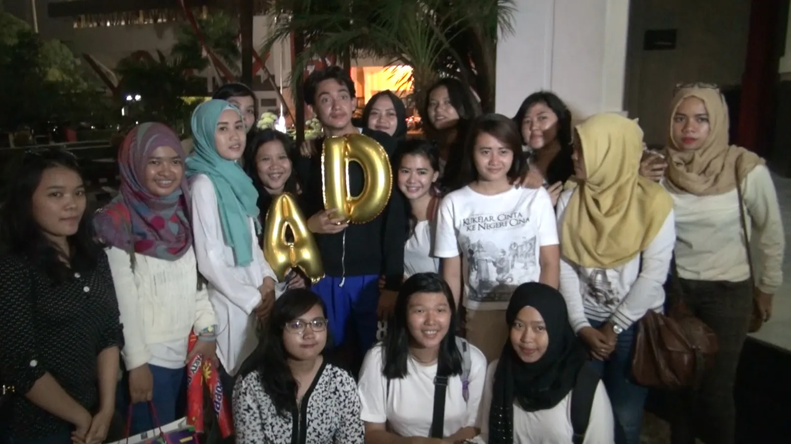 Adipati Dolken bersama Fans. Foto: KapanLagi.com/VJ Egy