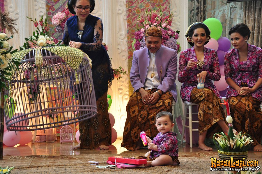 Unyu Banget! Baby Arsy Pakai Kebaya Ungu di Upacara Injak 