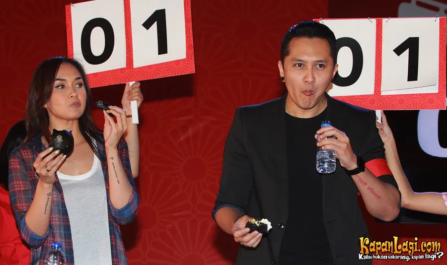Sara dan Demian mengikuti aksi tantangan yang bersifat charity itu © KapanLagi.com®/Akrom Sukarya