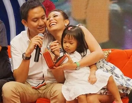 Nggak mau ikut trend, Ayu Dewi yang lebih memilih tak membuat akun Instagram untuk sang putri. ©Instagram.com/mrsayudewi
