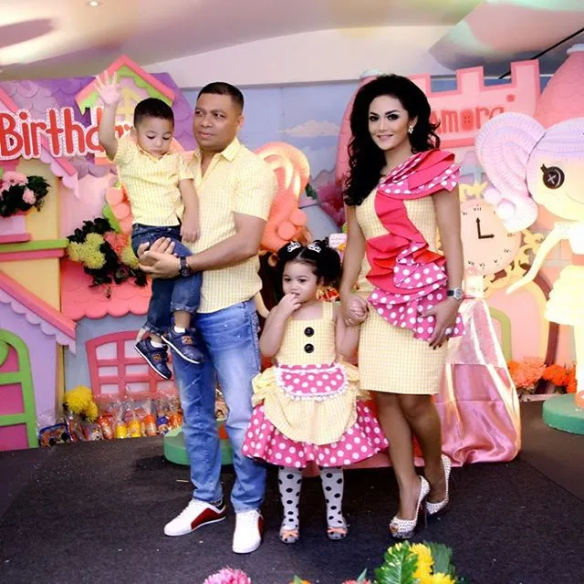 KD bersama Raul dan kedua anaknya © Instagram/krisdayanti