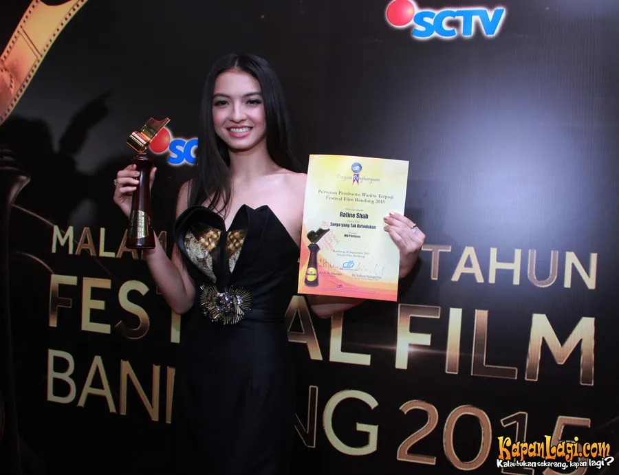 Pamerkan piagam penghargaan, Raline cantik dengan dress hitam elegan. ©KapanLagi.com®/MuhammadAkrom