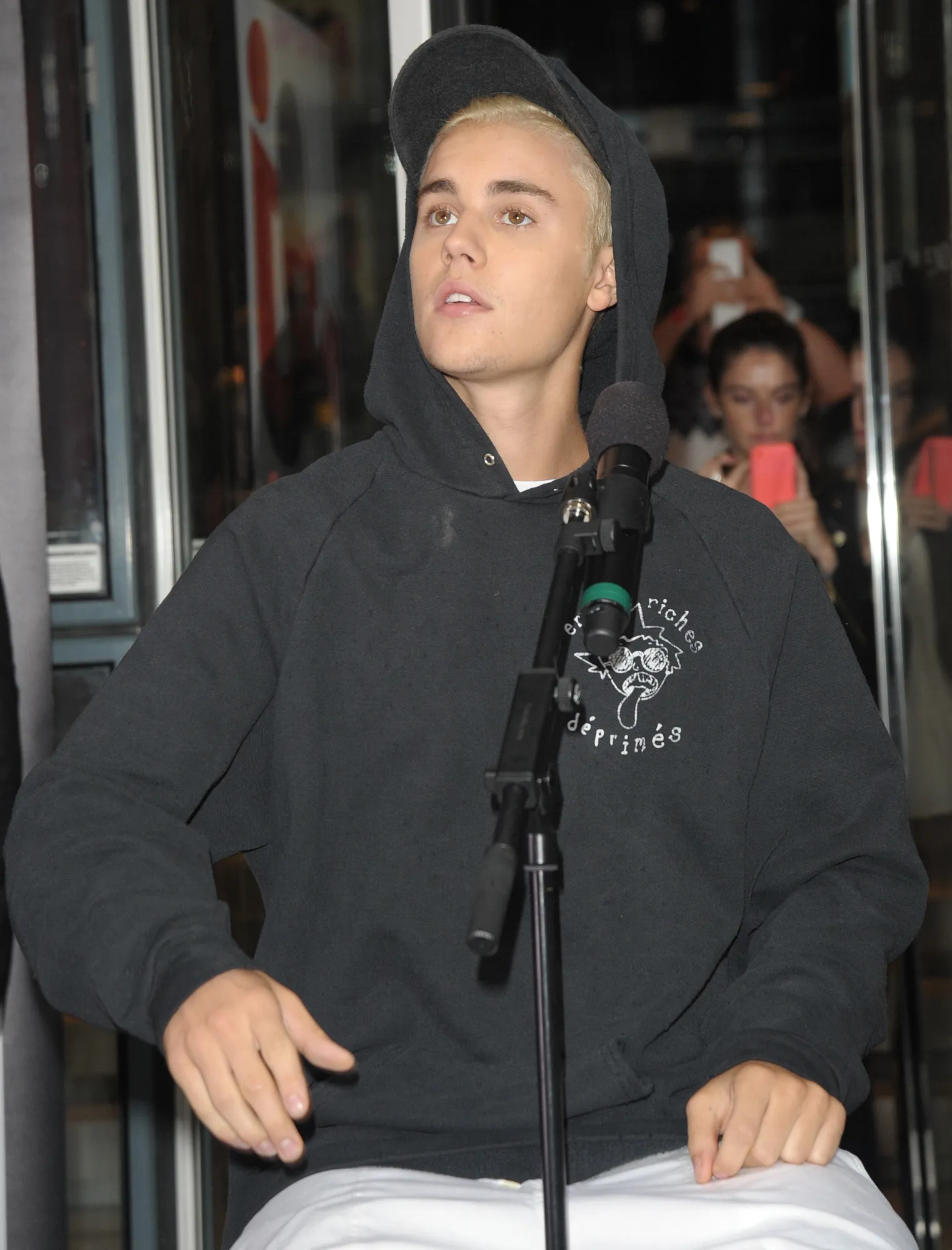 Justin Bieber hanya duduk dan mendengarkan ketika Kanye West berbicara © Fameflynet