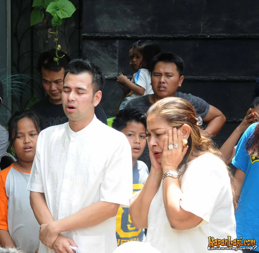 Raffi Ahmad saat menyaksikan penyembelihan hewan qurban pagi tadi, Kamis *24/9). ©KapanLagi.com/Bayu Herdianto
