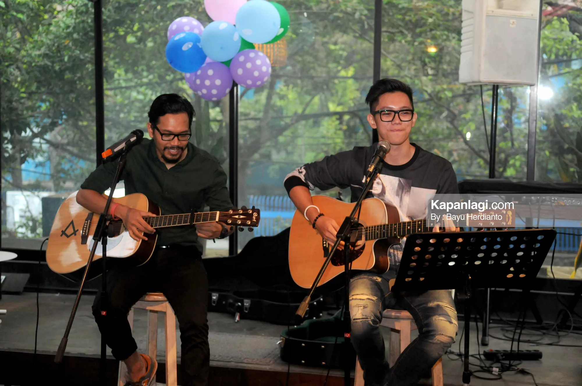 Tanpa aksesoris, Brandon Salim bisa galau kalau cuma memakai kaos biasa © KapanLagi.com/Bayu Herdianto