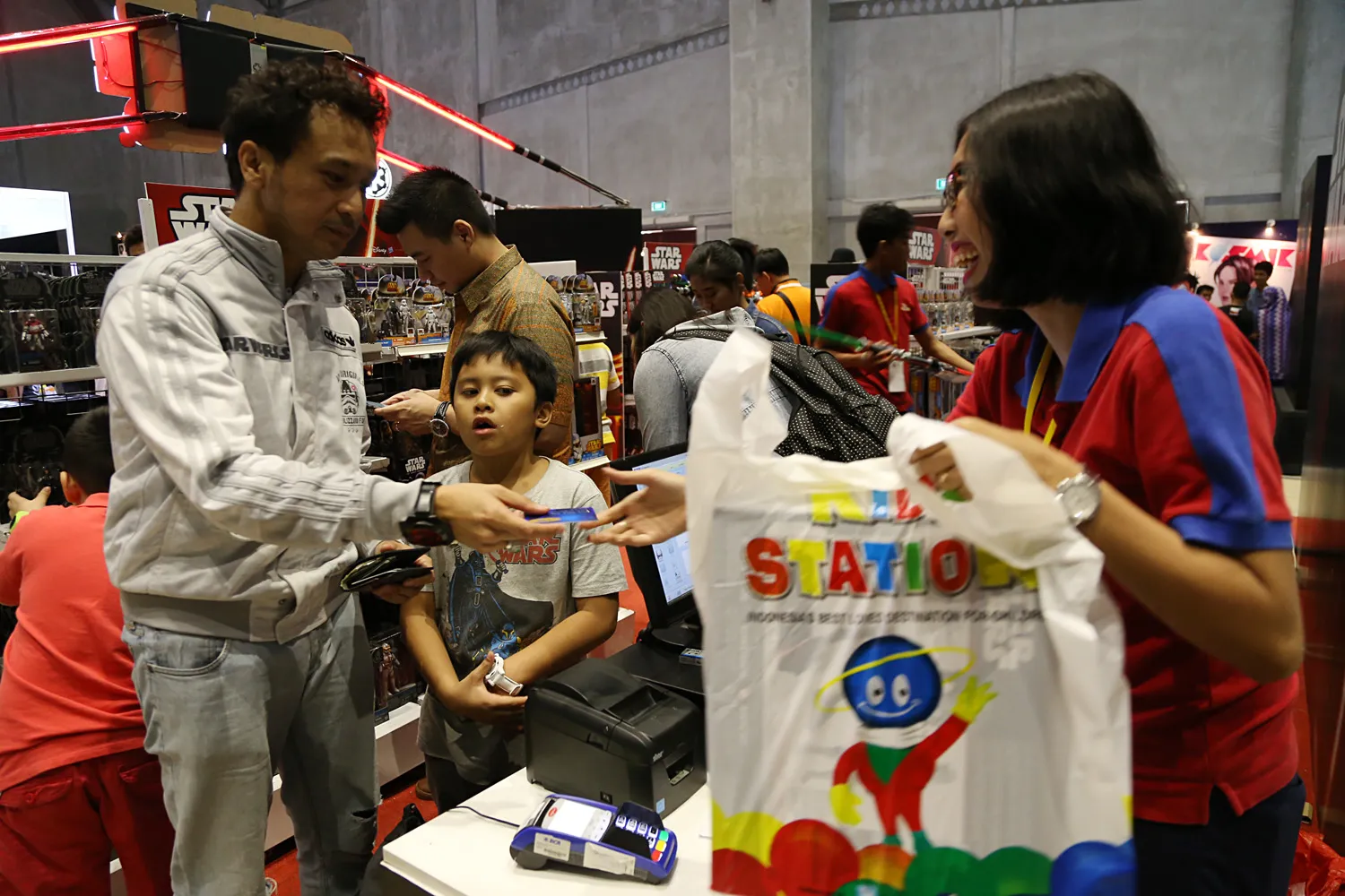 Agar bisa nonton bareng sekeluarga, Giring pengaruhi istri nonton STAR WARS © KapanLagi.com/Agus Apriyanto