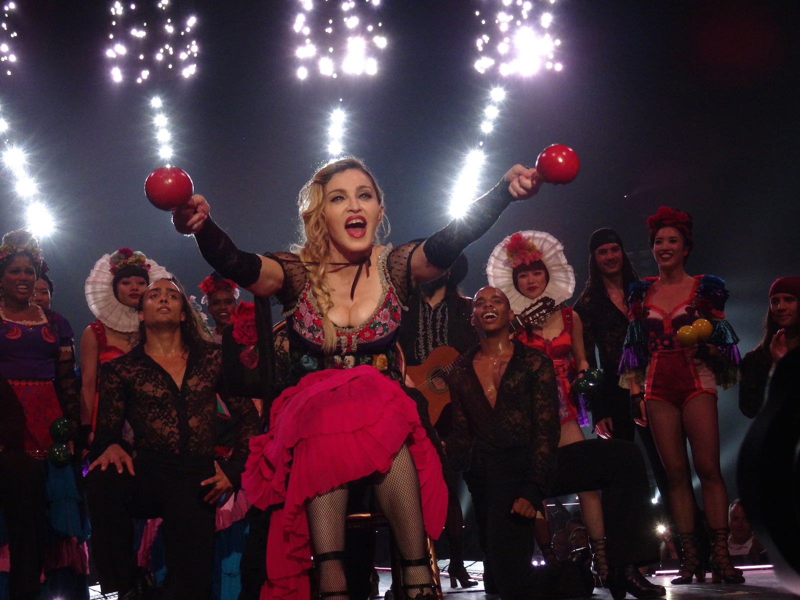 Madonna jadi bulan-bulanan penonton karena datang terlambat © Splashnews.com