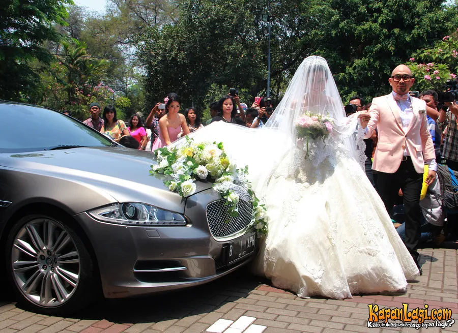 Gaun Chelsea bertabur 2500 kristal swarovski dari Milan. ©KapanLagi.com®/Muhammad Akrom