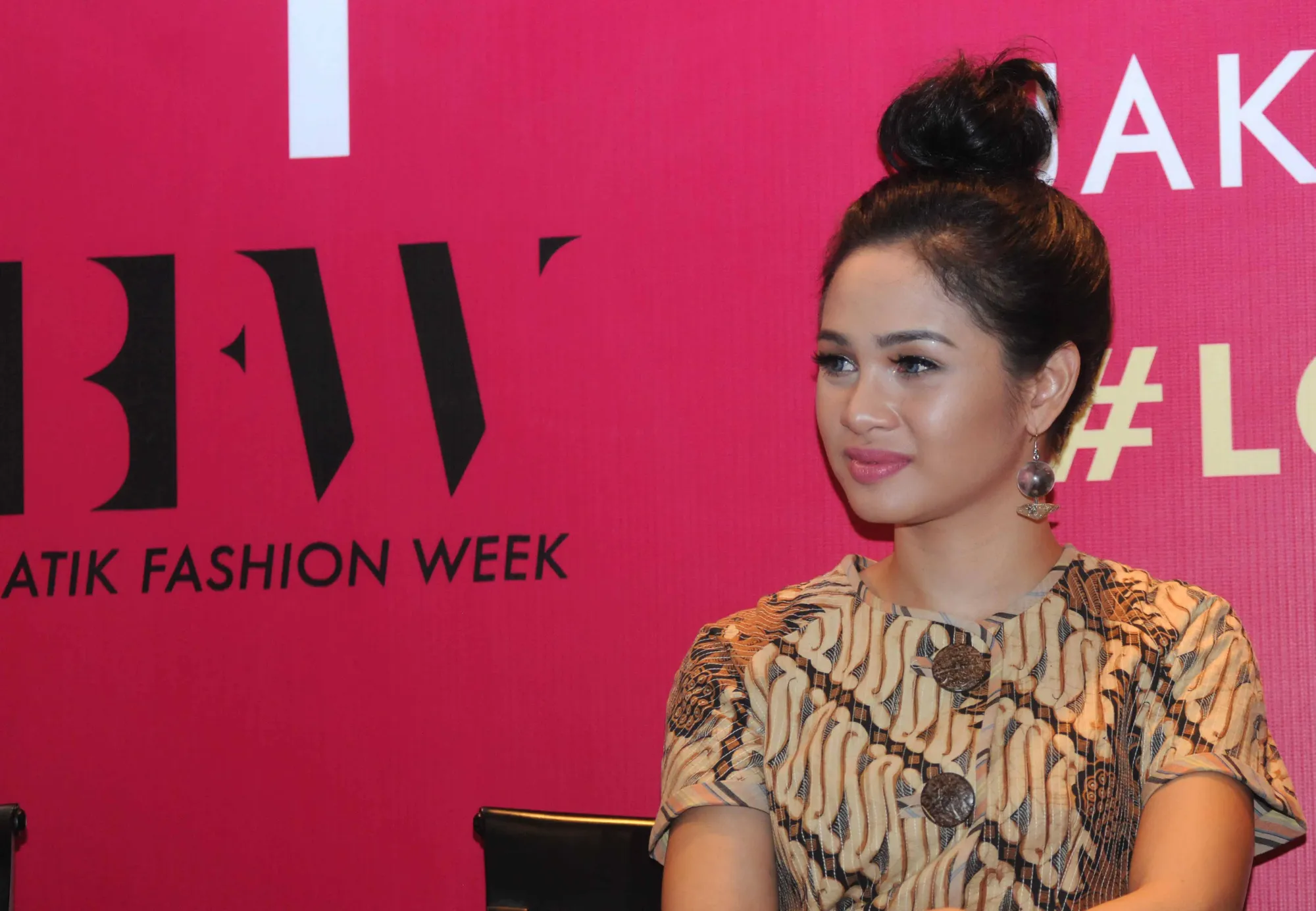Andien menyayangkan antusias masyarakat Indonesia yang mulai menurun terhadap kain Batik © KapanLagi.com/Bayu Herdianto