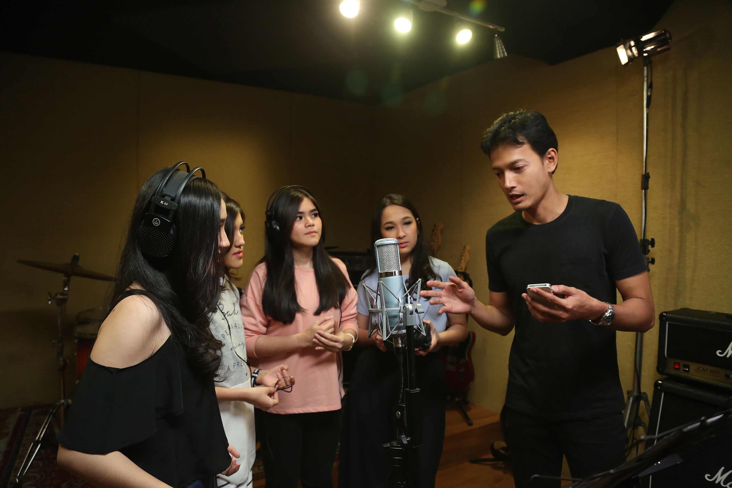 Fedi Nuril ungkap alasan mengapa sampai mau produseri film HEART BEAT yang dibintangi girlband Blink. © KapanLagi.com/Budy Santoso