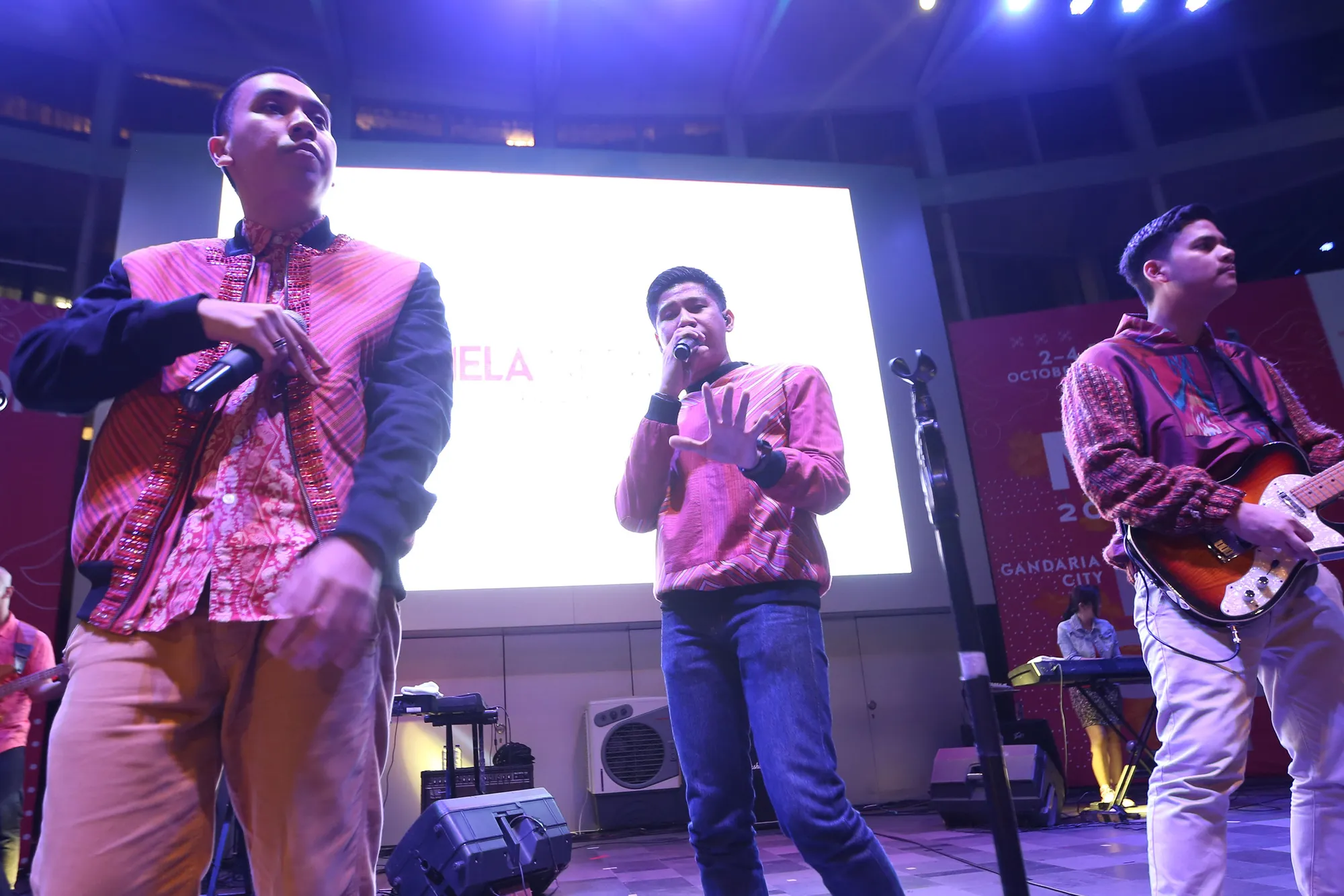 Tampil mengenakan batik, RAN serasa mengemban tugas penting © KapanLagi.com/Budy Santoso