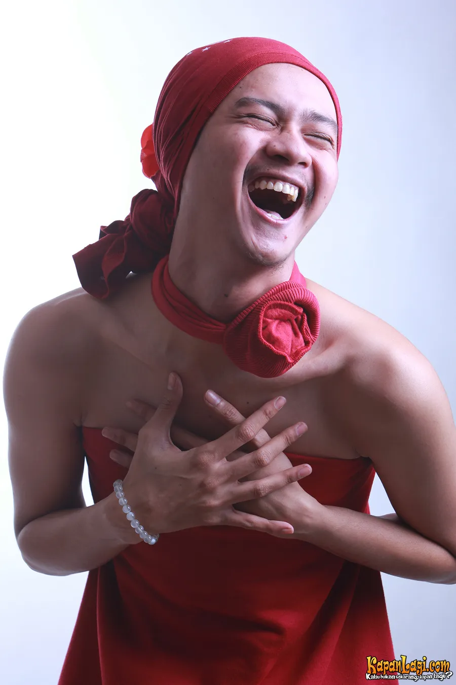 Yoga Arizona menirukan gaya Syahrini di tahun 2015. © KapanLagi.com/Muhammad Akrom Sukarya